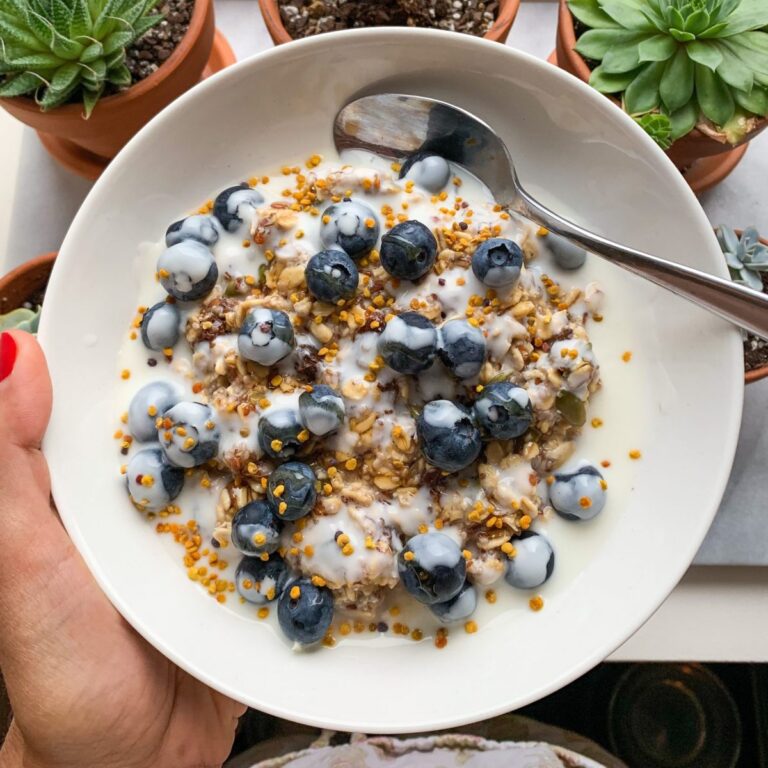 A healthy plate of gut-friendly foods, including probiotics and fiber for digestive health.